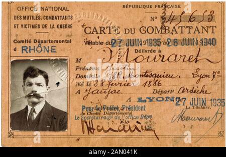 Le français ancien combattant de la PREMIÈRE GUERRE MONDIALE et des blessés de guerre d'une carte d'identité (recto) datée du 1935, Lyon, France Banque D'Images
