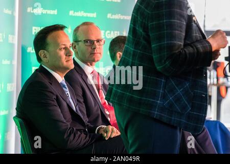 Taoiseach Leo Varadkar (à gauche) et Tanaiste et ministre des Affaires étrangères et du Commerce Simon Coveney (au centre) et ministre des Affaires, des Entreprises et de l'Innovation Heather Humphreys (à droite) lors du lancement de la campagne électorale générale du Fine Gael à Combilift à Annahagh, Co. Monaghan. Banque D'Images