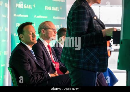 Taoiseach Leo Varadkar (à gauche) et Tanaiste et ministre des Affaires étrangères et du Commerce Simon Coveney (au centre) et ministre des Affaires, des Entreprises et de l'Innovation Heather Humphreys (à droite) lors du lancement de la campagne électorale générale du Fine Gael à Combilift à Annahagh, Co. Monaghan. Banque D'Images