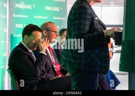 Taoiseach Leo Varadkar (à gauche) et Tanaiste et ministre des Affaires étrangères et du Commerce Simon Coveney (au centre) et ministre des Affaires, des Entreprises et de l'Innovation Heather Humphreys (à droite) lors du lancement de la campagne électorale générale du Fine Gael à Combilift à Annahagh, Co. Monaghan. Banque D'Images