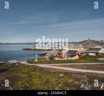 Nuuk ville de Hans Egede. Capitale du Groenland. Les couleurs des maisons dans une banlieue de la capitale de l'Arctique Nuuk. L'ancien hôpital - l'école à bord de l'eau Banque D'Images