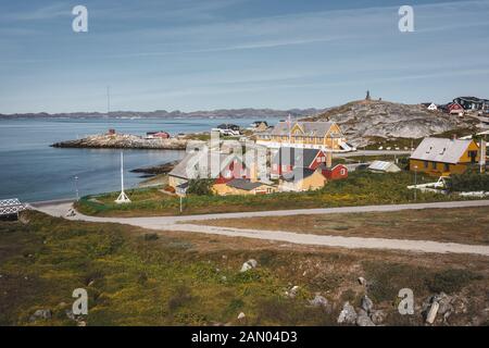 Nuuk ville de Hans Egede. Capitale du Groenland. Les couleurs des maisons dans une banlieue de la capitale de l'Arctique Nuuk. L'ancien hôpital - l'école à bord de l'eau Banque D'Images