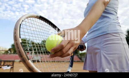 Vue de dessous de belle femme servant le ballon de tennis, le sport professionnel, le hobby Banque D'Images