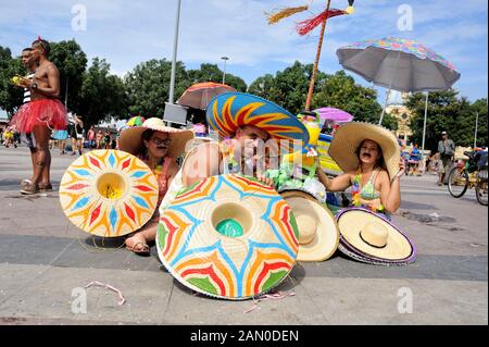 Brésil - 3 mars, 2019 : vendeur de rue et sa famille vend des chapeaux sombreros mexicains connus sous le nom de carnaval au cours d'une partie de la rue qui s'est tenue à Rio de Janeiro. Banque D'Images