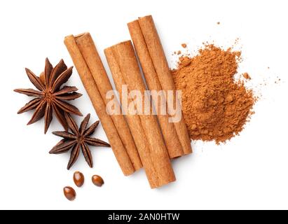 Les bâtons de cannelle et la poudre d'anis, graines de stars et isolé sur fond blanc. Mise à plat. Vue d'en haut Banque D'Images