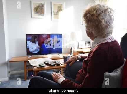 Personne générique regardant la télévision. Licences TV les clients de plus de 75 ans resteront couverts par une licence TV gratuite jusqu'au 31 mai 2020. Photo PA. Date De L'Image: Mercredi 15 Janvier 2020. Suite à l'annonce de la politique de la BBC sur l'avenir des frais de licence TV de plus de 75 s, Le programme de licence TV conseille aux clients qui reçoivent actuellement une licence gratuite de ne pas prendre de mesures immédiates et de bénéficier de ces modifications lorsque l'accord actuel de licence gratuite de plus de 75 licences payées par le gouvernement britannique prendra fin l'année prochaine. Suite à une consultation publique, la BBC l'a annoncé Banque D'Images