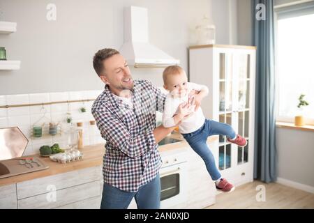 Père en chemise à carreaux à sourire avec sa petite fille Banque D'Images