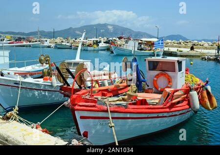 Zakynthos, Grèce - 24 mai 2016 : petit port avec les bateaux de pêche à Agia Sostis sur l'île grecque dans la mer Ionienne Banque D'Images