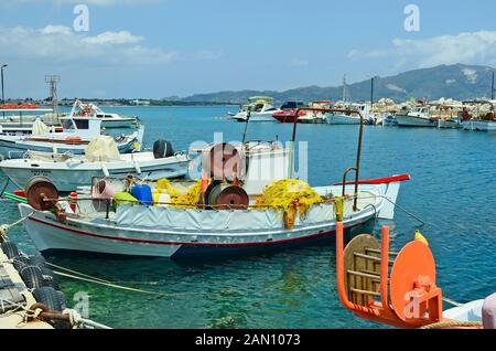 Zakynthos, Grèce - 24 mai 2016 : petit port avec les bateaux de pêche à Agia Sostis sur l'île grecque dans la mer Ionienne Banque D'Images