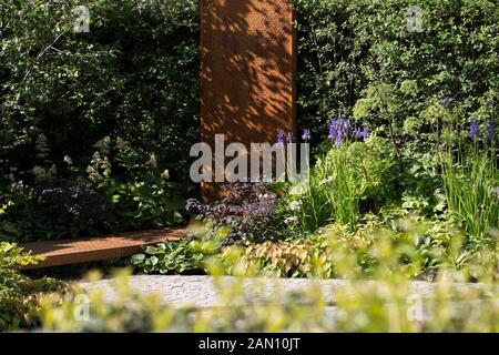 Hydropanorama de RBC - LE JARDIN CONÇU PAR HUGO BUGG PAYSAGES - RHS CHELSEA Banque D'Images