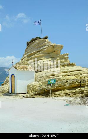 La Grèce, l'île de Zakynthos, chapelle et rocher avec drapeau grec à Agia Sostis Banque D'Images