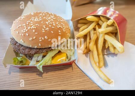 Hamburger Big Mac et frites dans un restaurant McDoanld Banque D'Images