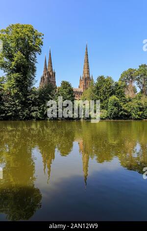 Vue sur la cathédrale de Lichfield depuis la piscine de Over Minster, Lichfield, Staffordshire, Angleterre, Royaume-Uni Banque D'Images