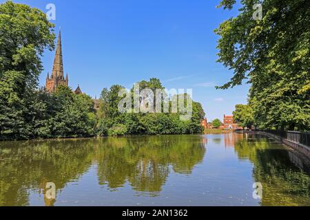 Vue sur la cathédrale de Lichfield depuis la piscine de Over Minster, Lichfield, Staffordshire, Angleterre, Royaume-Uni Banque D'Images