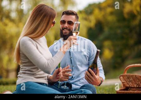 Happy young couple en vacances.Ils ont des pique-nique dans le parc par une journée ensoleillée. Banque D'Images