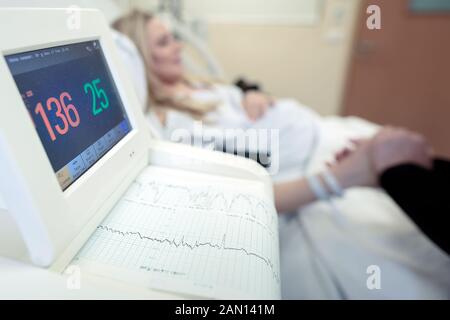 Femme enceinte à l'hôpital prénatal, femmes enceintes au troisième trimestre de la vérification de sa santé avant l'accouchement Banque D'Images