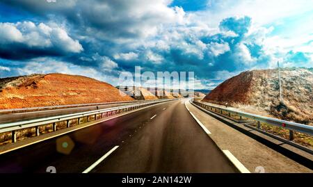 Voyages d'aventure et de loisirs. Route et ciel nuageux. Paysage pittoresque et route de campagne. Banque D'Images