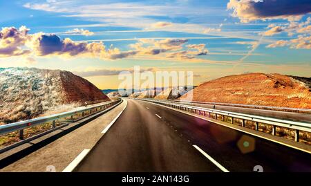 Voyages d'aventure et de loisirs. Route et ciel nuageux. Paysage pittoresque et route de campagne. Banque D'Images