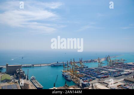 Barcelone, Espagne - Juin 2013 : Vue de dessus du port industriel de Barcelone, l'un des plus grands ports de la Méditerranée. Banque D'Images