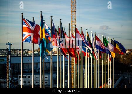 15 janvier 2020, France, Straßburg: Les drapeaux des États membres de l'Union européenne volent devant le bâtiment du Parlement européen. Cette semaine est la dernière fois que le drapeau de la Grande-Bretagne est sous lui, car les Britanniques quittent l'UE le 31.1.2020 en raison de l'entrée en vigueur du Brexit. Photo: Philipp von Ditfurth/dpa Banque D'Images