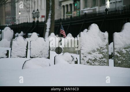 La cour a donné à New York avec la neige et le drapeau américain Banque D'Images