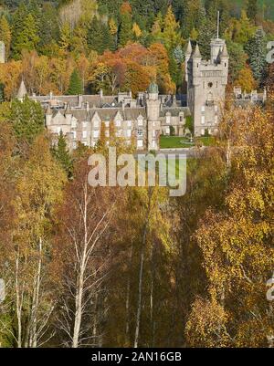 CHÂTEAU DE BALMORAL CRATHIE ROYAL DEESIDE ECOSSE LE CHÂTEAU ENTOURÉ DE BOULEAU D'OR EN COULEURS D'AUTOMNE Banque D'Images