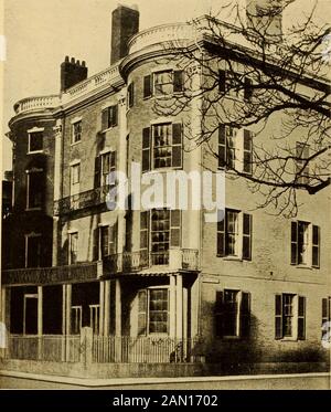 Quarante maisons historiques de Boston; une brève description illustrée des résidences de personnages historiques de Boston qui ont vécu dans ou près de la section des affaires . rty-deux mille dollars. C'est en 1830, lors de sa résidence dans cette maison, que Webster, alors leader au Sénat des États-Unis, a fait sa célémateréponse au sénateur Hayne de la Caroline du Sud, dans laquelle il a défendu avec sa matchesséloquence le Commonwealth du Massachusetts, qui avait, selon ses propres mots, du kepthim dans les conseils de la nation pendant tant d'années. Peter C. Brooks, qui livedin la maison jusqu'à sa mort en 1849, était Banque D'Images