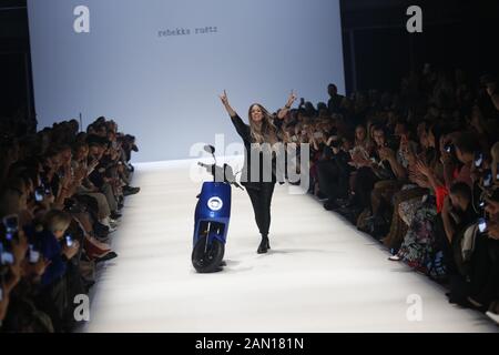 Berlin, Allemagne. 15 janvier 2020. Berlin: Designer Rebekka Ruétz sur la passerelle au MBFW dans le Kraftwerk. (Photo De Simone Kuhlmey/Pacific Press) Crédit: Pacific Press Agency/Alay Live News Banque D'Images