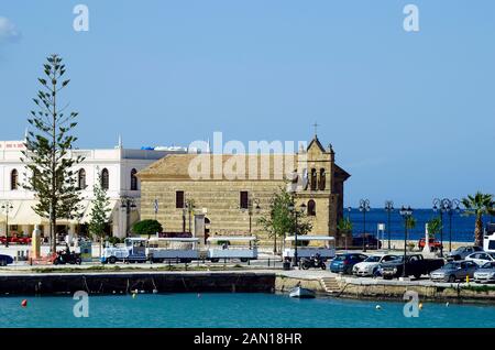 Zakynthos, Grèce - 25 mai 2016 : Mediaval église d'Agios Nikolaos et train d'excursion dans le port de la capitale dans la mer Ionienne Banque D'Images