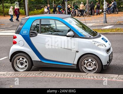 Car2Go entreprise voiture est garée sur les rues de Berlin, Allemagne. Banque D'Images