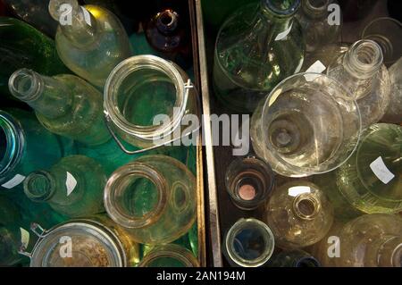 Une boîte de bocaux, bouteilles et verres anciens à vendre Banque D'Images