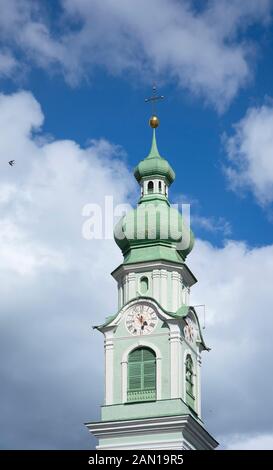 Le clocher de l'église baroque de Saint Jean-Baptiste à Toblach, la vallée de Puster, le Tyrol du Sud, Italie. Banque D'Images