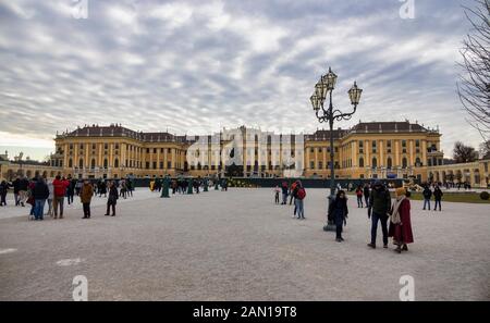 Vienne, AUTRICHE - 30 DÉCEMBRE : les touristes se promenent dans le marché de Noël au palais de Schönbrunn (en allemand : Schloß Schönbrunn) le 30 décembre 2019 à Vienne, Autriche. Banque D'Images