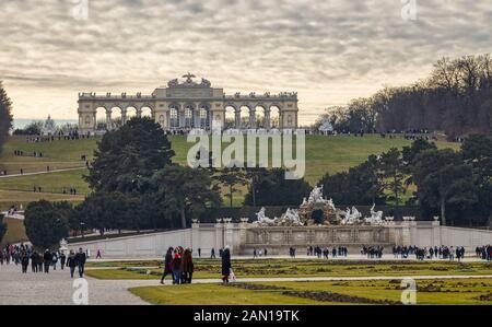 Vienne, AUTRICHE - 30 DÉCEMBRE : les touristes se promenent dans le jardin du palais de Schönbrunn (en allemand : Schloß Schönbrunn) le 30 décembre 2019 à Vienne, Autriche. Banque D'Images