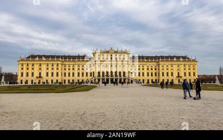 Vienne, AUTRICHE - 30 DÉCEMBRE : les touristes se promenent dans le palais de Schönbrunn (en allemand : Schloß Schönbrunn) le 30 décembre 2019 à Vienne, Autriche. Banque D'Images