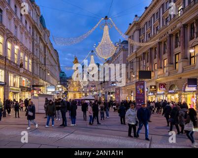 Vienne, AUTRICHE - 30 DÉCEMBRE : les touristes se promenent dans la colonne de la peste (en allemand: Pestsäule) à la rue Graben le 30 décembre 2019 à Vienne, Autriche. Banque D'Images