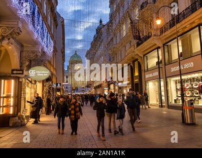 Vienne, AUTRICHE - 30 DÉCEMBRE : les touristes marchent sur la rue Kohlmarkt en face du palais Hofburg le 30 décembre 2019 à Vienne, Autriche. Banque D'Images