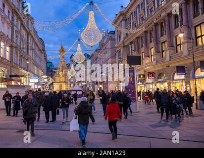 Vienne, AUTRICHE - 30 DÉCEMBRE : les touristes se promenent dans la colonne de la peste (en allemand: Pestsäule) à la rue Graben le 30 décembre 2019 à Vienne, Autriche. Banque D'Images