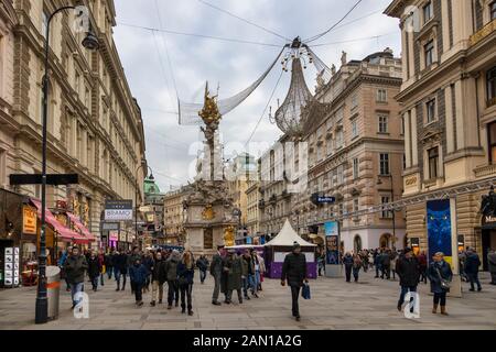 Vienne, AUTRICHE - 30 DÉCEMBRE : les touristes se promenent dans la colonne de la peste (en allemand: Pestsäule) à la rue Graben le 30 décembre 2019 à Vienne, Autriche. Banque D'Images