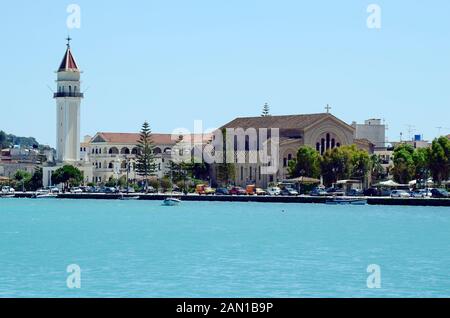 Zakynthos, Grèce - 26 mai 2016 : Église d'Agios Dionysios avec Bell Tower dans la capitale de l'île dans la mer Ionienne Banque D'Images