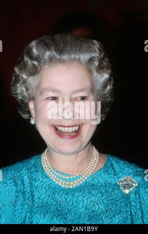 La Reine Elizabeth II de HM visite la gare de Liiverpool St, Londres, Angleterre décembre 1991 Banque D'Images