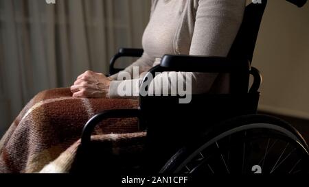 Femme invalide se déplaçant en fauteuil roulant à la maison pour les personnes âgées, fondations de charité Banque D'Images