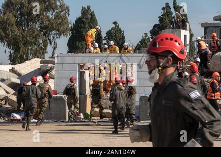 Zikim, Israël. 15 janvier 2020. Les premiers intervenants israéliens déploient et forcent les séquelles d'un séisme majeur dans une zone urbaine dans le cadre de la 6ème Conférence internationale sur la protection civile et l'intervention (IPRED VI) à la base du commandement du front d'accueil des FDI. La conférence a accueilli quelque 1 000 intervenants d'urgence d'organisations civiles et militaires de 37 pays. Crédit: Nir Alon/Alay Live News. Banque D'Images