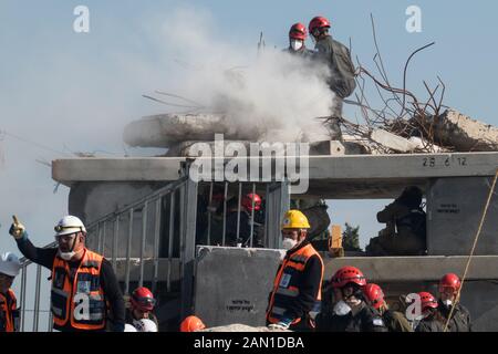 Zikim, Israël. 15 janvier 2020. Les premiers intervenants israéliens déploient et forcent les séquelles d'un séisme majeur dans une zone urbaine dans le cadre de la 6ème Conférence internationale sur la protection civile et l'intervention (IPRED VI) à la base du commandement du front d'accueil des FDI. La conférence a accueilli quelque 1 000 intervenants d'urgence d'organisations civiles et militaires de 37 pays. Crédit: Nir Alon/Alay Live News. Banque D'Images