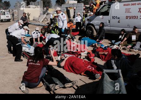 Zikim, Israël. 15 janvier 2020. Les premiers intervenants israéliens déploient et forcent les séquelles d'un séisme majeur dans une zone urbaine dans le cadre de la 6ème Conférence internationale sur la protection civile et l'intervention (IPRED VI) à la base du commandement du front d'accueil des FDI. La conférence a accueilli quelque 1 000 intervenants d'urgence d'organisations civiles et militaires de 37 pays. Crédit: Nir Alon/Alay Live News. Banque D'Images