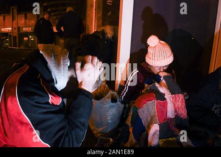 Swansea 8 Janvier 2020 de sans-abri dans les rues de Seattle être nourris par des bénévoles. Banque D'Images