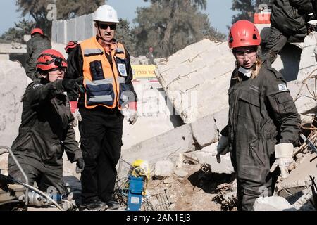 Zikim, Israël. 15 janvier 2020. Les premiers intervenants israéliens déploient et forcent les séquelles d'un séisme majeur dans une zone urbaine dans le cadre de la 6ème Conférence internationale sur la protection civile et l'intervention (IPRED VI) à la base du commandement du front d'accueil des FDI. La conférence a accueilli quelque 1 000 intervenants d'urgence d'organisations civiles et militaires de 37 pays. Crédit: Nir Alon/Alay Live News. Banque D'Images