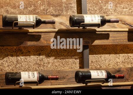 Vins historiques de Shiraz exposés dans des cuves à vin en béton souterrain, Zandvliet Wine Estate, Ashton, Robertson Wine Valley, Western Cape Winelands, Banque D'Images