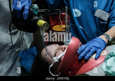 Zikim, Israël. 15 janvier 2020. Les FDI déploient un hôpital de terrain, le premier à être reconnu professionnellement par l'Organisation mondiale de la santé, dans le cadre d'une simulation de séisme majeure dans une zone urbaine dans le cadre de la sixième Conférence internationale sur la protection civile et l'intervention (IPRED VI) à la base du commandement du front de l'intérieur des FDI. La conférence a accueilli quelque 1 000 intervenants d'urgence d'organisations civiles et militaires de 37 pays. Crédit: Nir Alon/Alay Live News. Banque D'Images