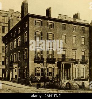 Quarante maisons historiques de Boston; une brève description illustrée des résidences de personnages historiques de Boston qui ont vécu dans ou près de la section des affaires . maintenant en possession de sa famille. Harris HOUSECorner de Pearl and High Streets Vers l'année 1800 Jonathan Harris, un marchand de Boston, a construit une grande maison sur le domaine qu'il a acheté à l'angle de ce qui est maintenant Pearl et High Streets.Ces rues étaient autrefois Hutchinson Street et Cow Lane. Son coût élevé, comment-jamais, ruiné Harris, et il a vécu dedans mais quelques années et est mort insolvable. Les housewas ont donc appelé Harri Banque D'Images